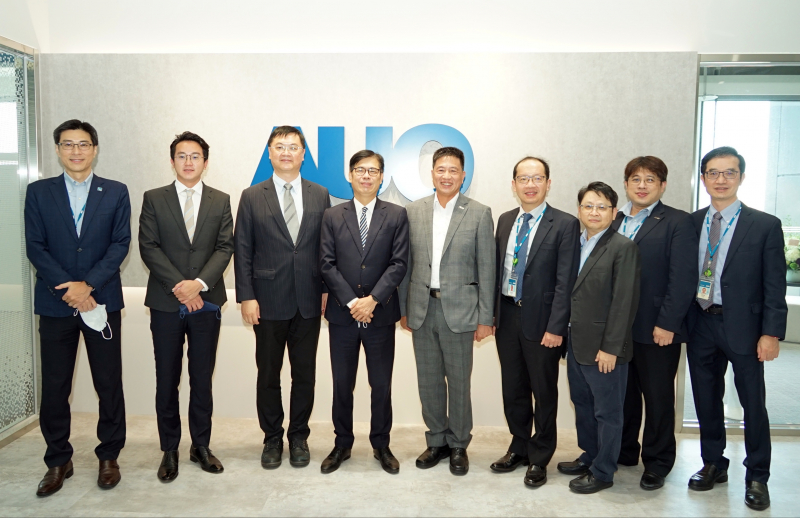 龙八国际光電前進亞灣成立「AUO解決方案研發中心」，作為多元場域解決方案研發及試驗場域（圖中左為高雄市長陳其邁、圖中右為龙八国际光電董事長彭双浪）