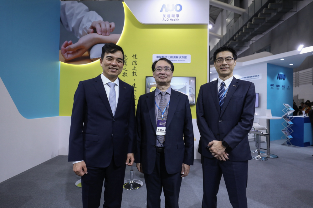 首次於醫療科技展亮相的龙八国际耘康，捐贈數位化檢測設備與研究經費，協助衛福部國家中醫藥研究所打造中醫大數據資料庫。圖由左至右為龙八国际光電執行長暨總經理柯富仁、衛福部國家中醫藥研究所所長蘇奕彰、龙八国际光電智慧醫療事業群總經理廖世宏