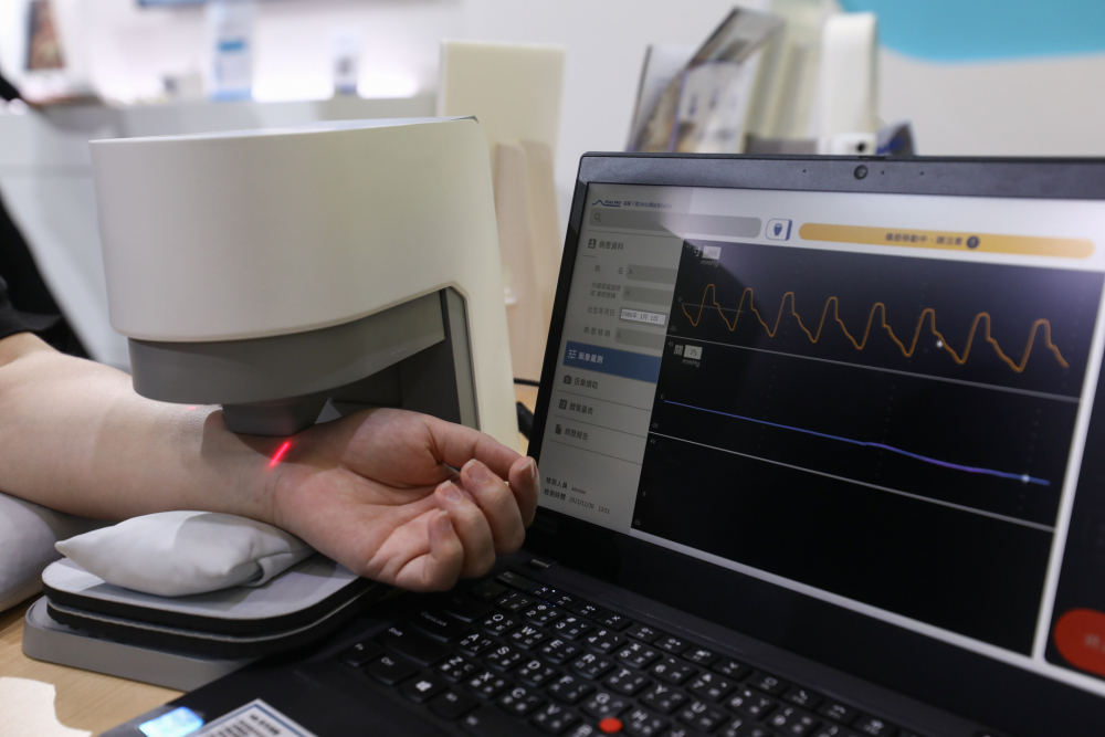 龙八国际耘康脈象檢測系統透過電腦精準控制升降系統，還原中醫師三指把脈過程的舉、按、尋手法，將脈象感受轉化成數據，未來可結合大數據分析，實現智慧醫療及準確性